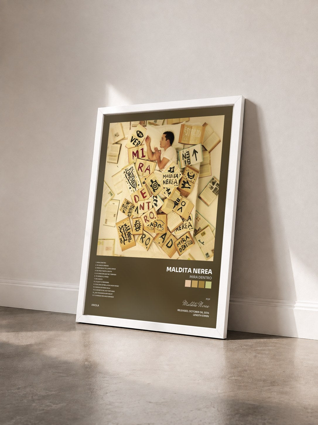 #blanc Tableau de l'album Mira Dentro de Maldita Nerea vu de trois quarts, cadre blanc