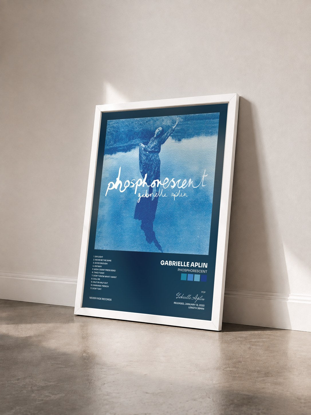 #blanc Tableau de l'album Phosphorescent de Gabrielle Aplin vu de trois quarts, cadre blanc