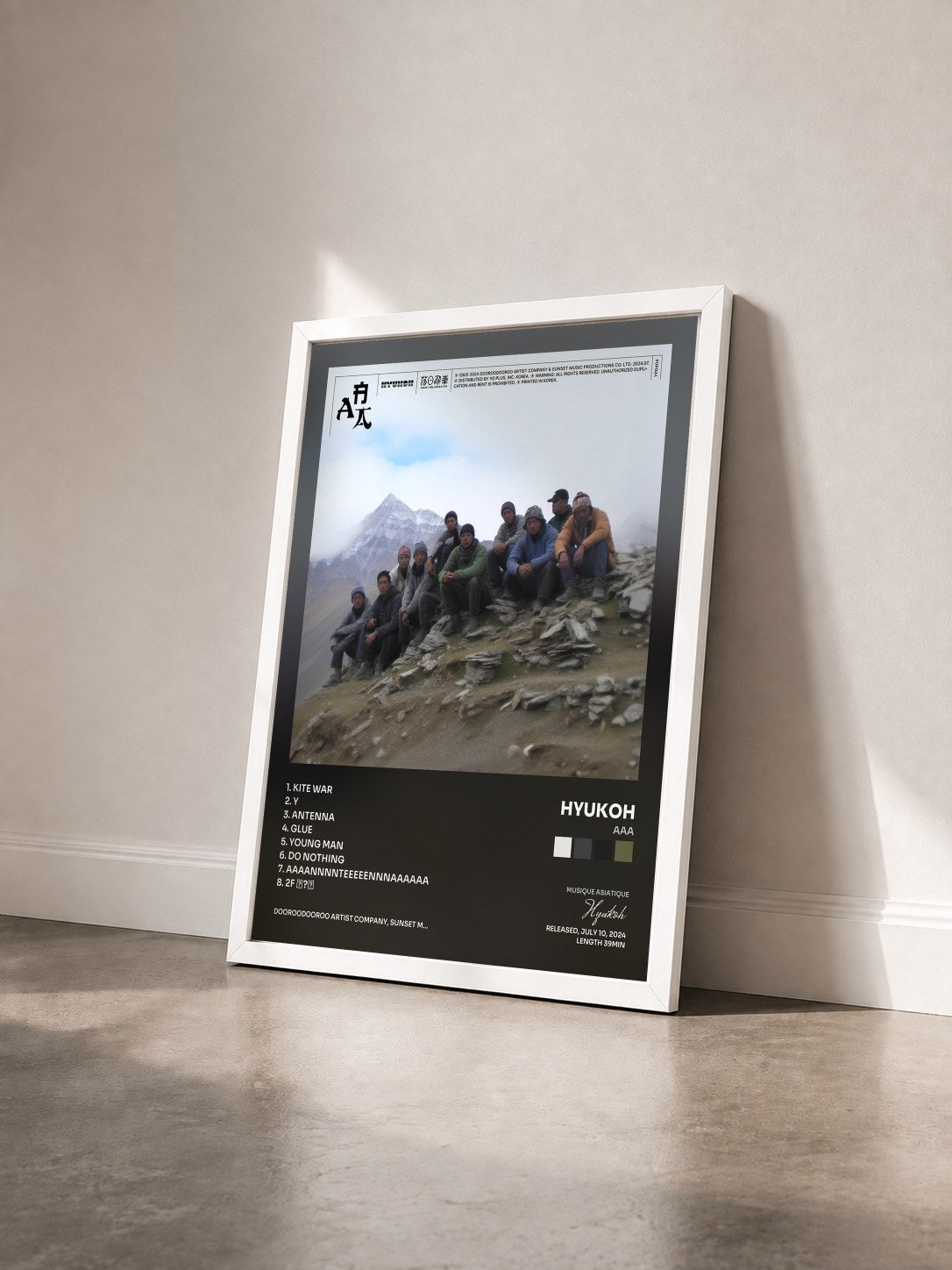 #blanc Tableau de l'album AAA de Hyukoh vu de trois quarts, cadre blanc