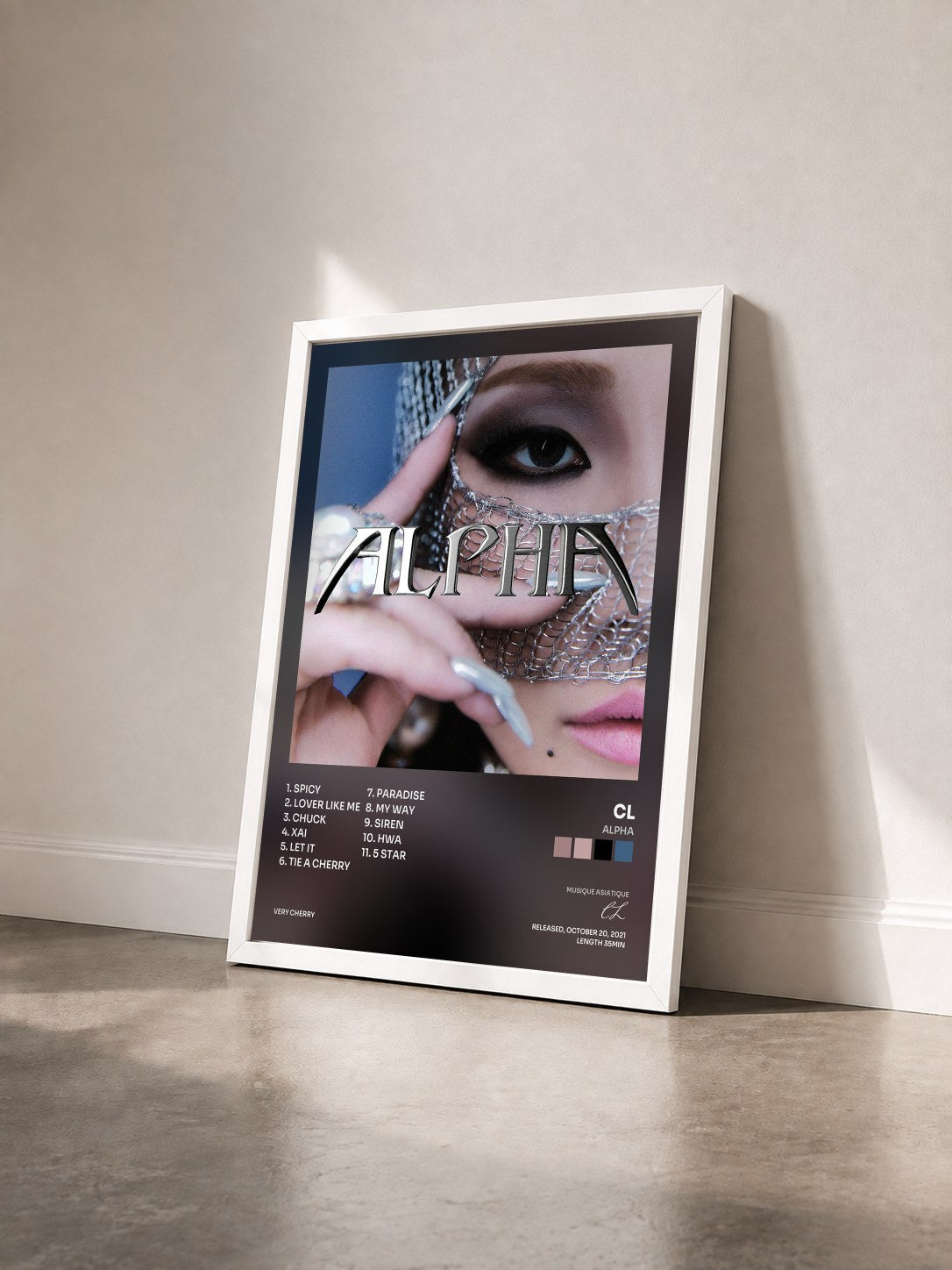#blanc Tableau de l'album ALPHA de CL vu de trois quarts, cadre blanc