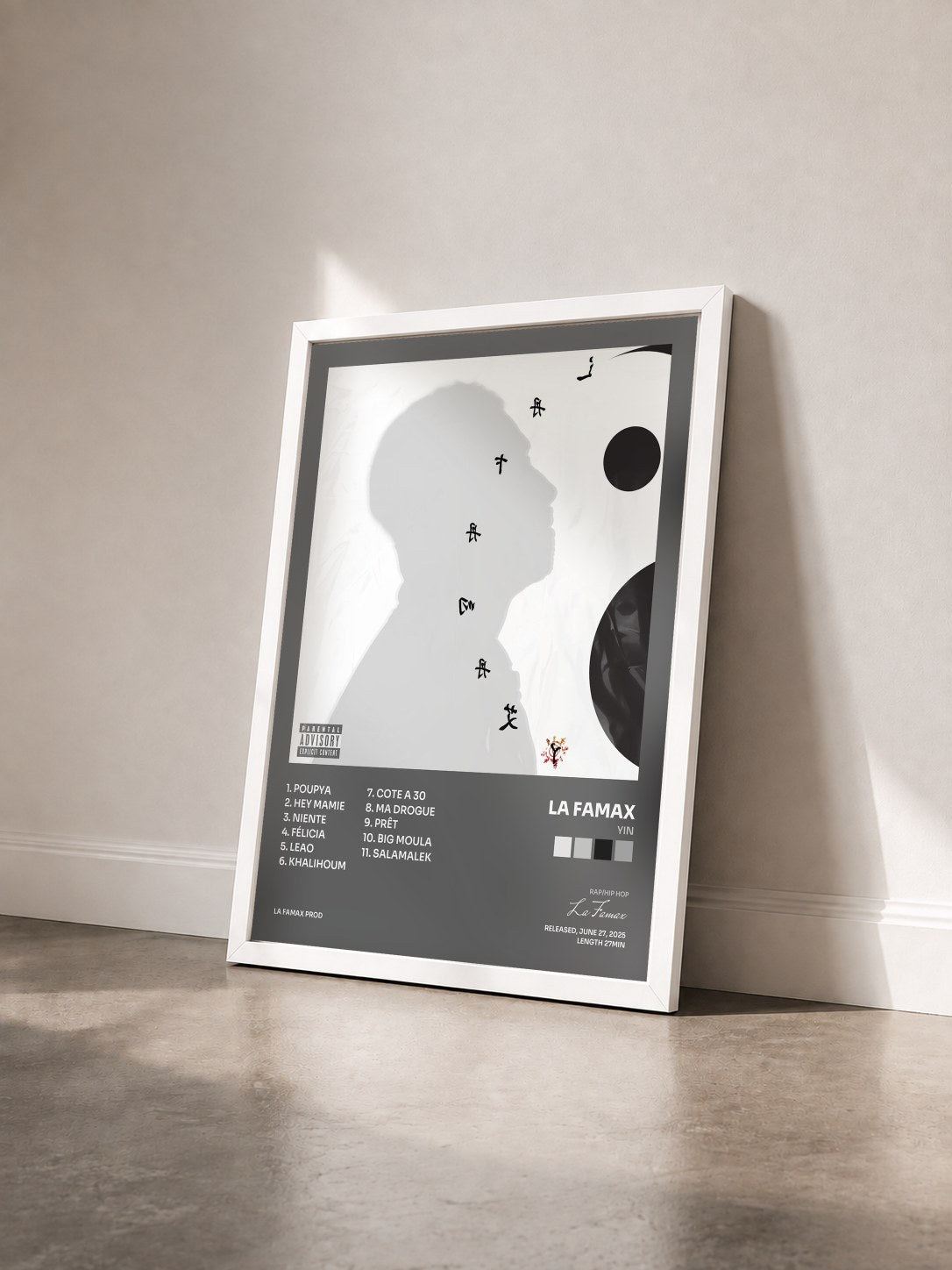 #blanc Tableau de l'album Yin de La Famax vu de trois quarts, cadre blanc