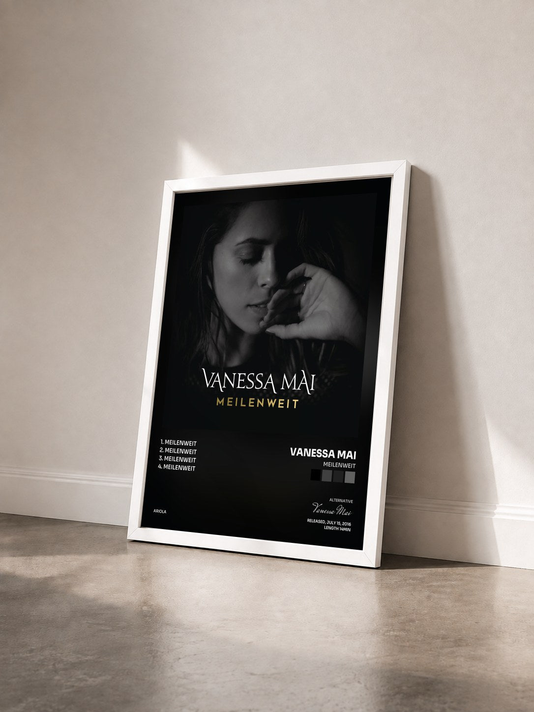 #blanc Tableau de l'album Meilenweit de Vanessa Mai vu de trois quarts, cadre blanc