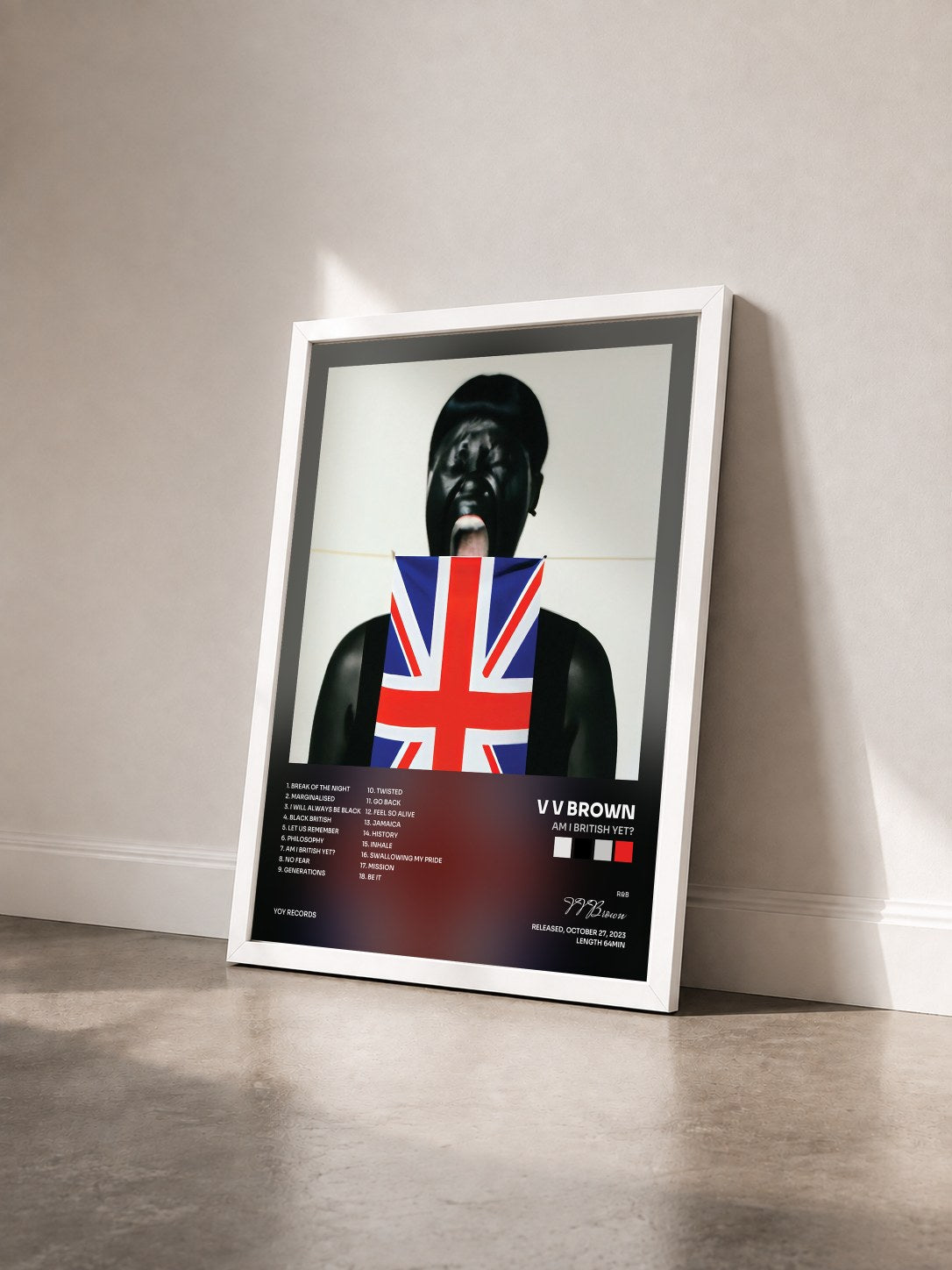 #blanc Tableau de l'album Am I British Yet? de V V Brown vu de trois quarts, cadre blanc