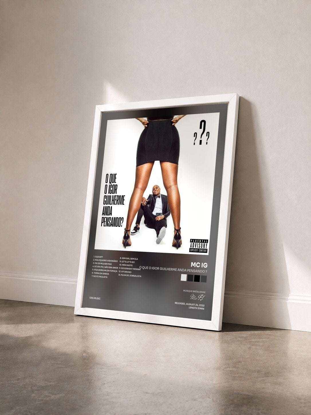 #blanc Tableau de l'album O Que O Igor Guilherme Anda Pensando ? de Mc IG vu de trois quarts, cadre blanc