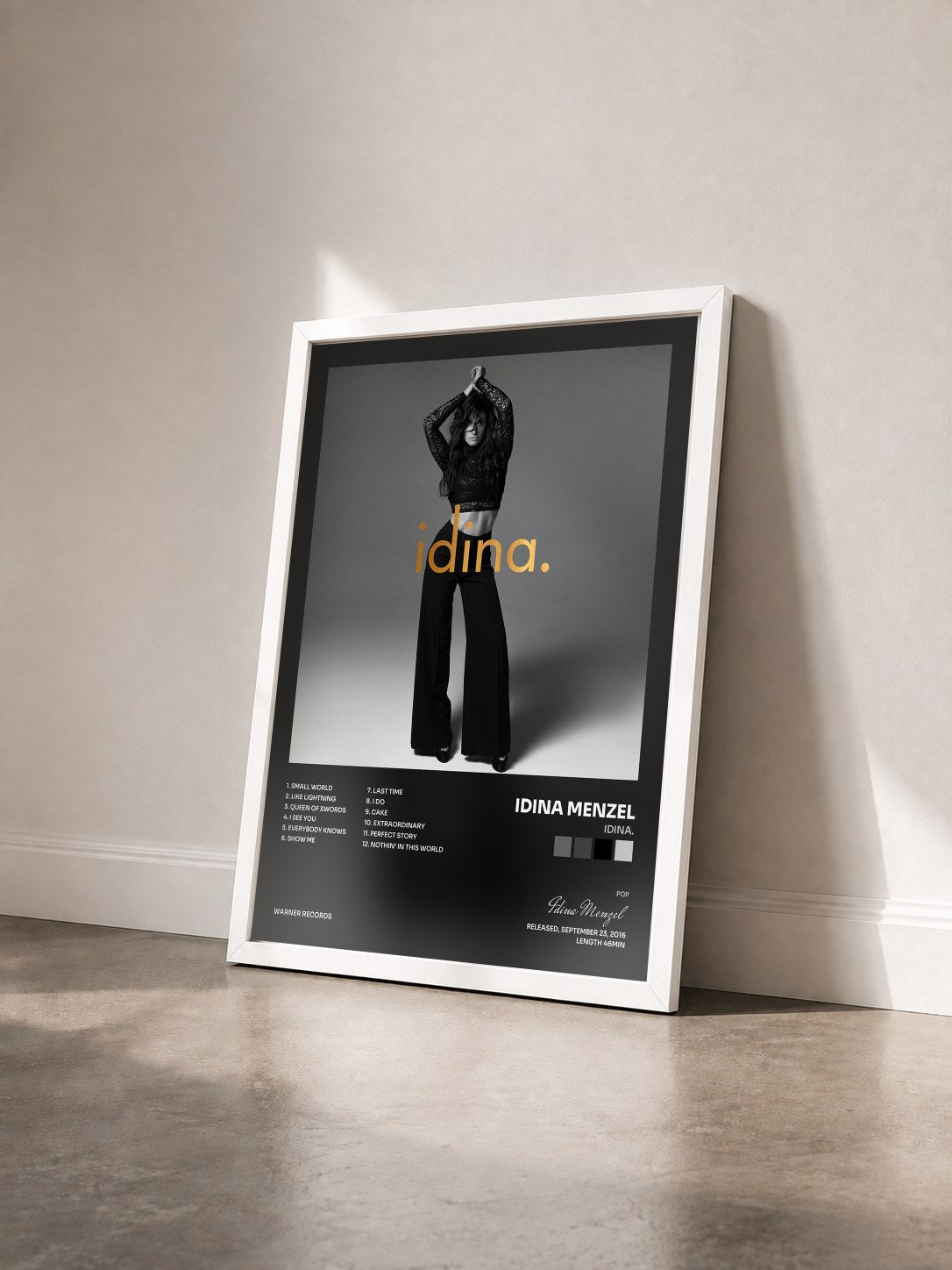 #blanc Tableau de l'album idina. de Idina Menzel vu de trois quarts, cadre blanc