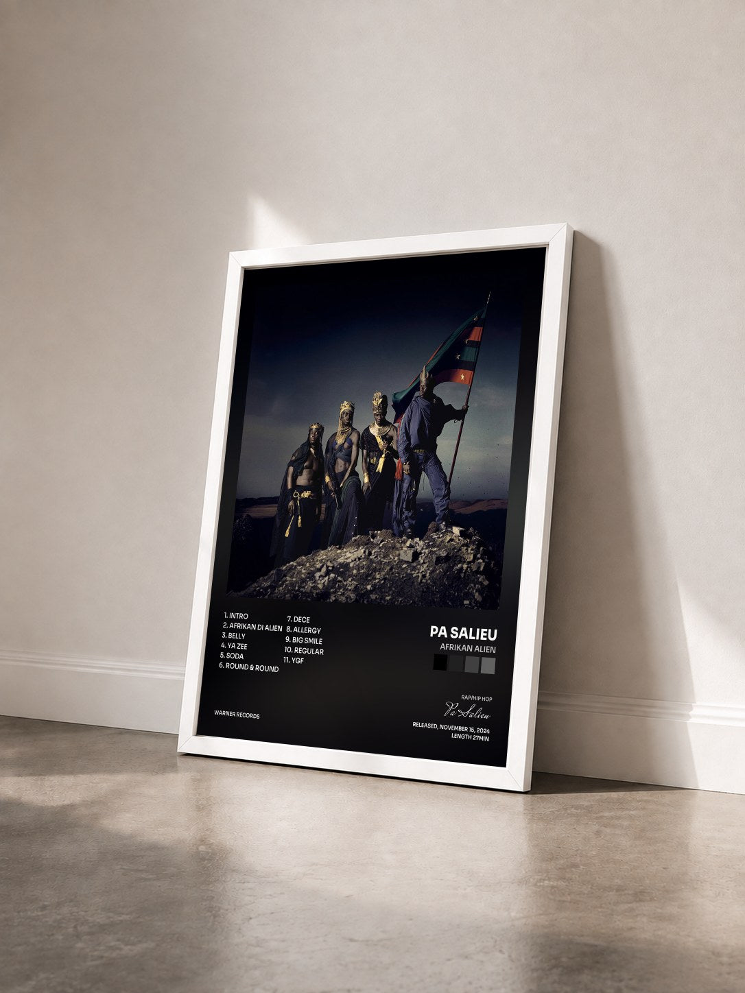 #blanc Tableau de l'album Afrikan Alien de Pa Salieu vu de trois quarts, cadre blanc