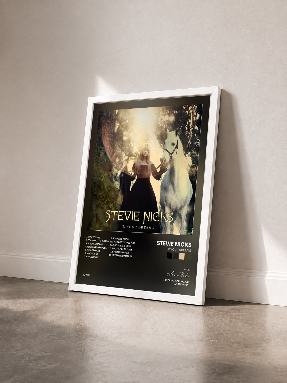 #blanc Tableau de l'album In Your Dreams de Stevie Nicks vu de trois quarts, cadre blanc