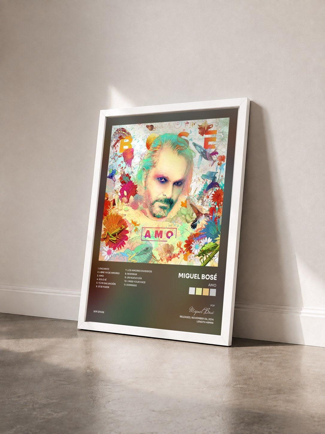 #blanc Tableau de l'album Amo de Miguel Bosé vu de trois quarts, cadre blanc