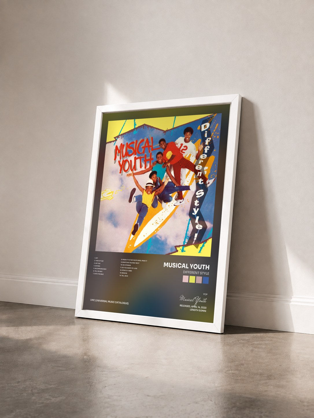 #blanc Tableau de l'album Different Style de Musical Youth vu de trois quarts, cadre blanc