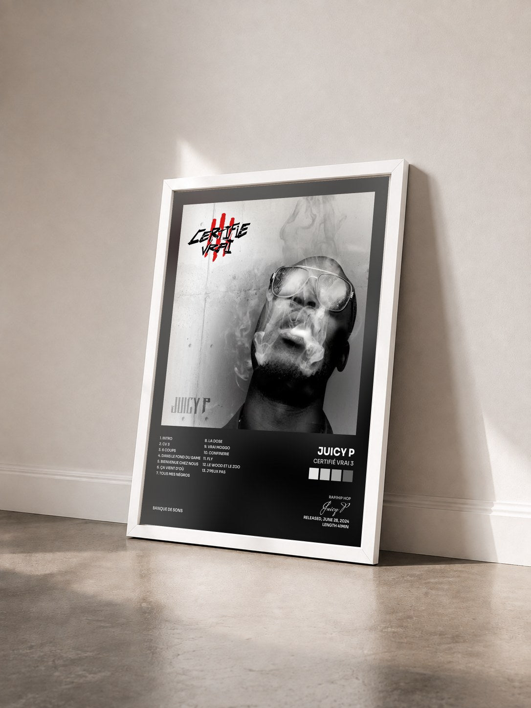 #blanc Tableau de l'album Certifié Vrai 3 de Juicy P vu de trois quarts, cadre blanc