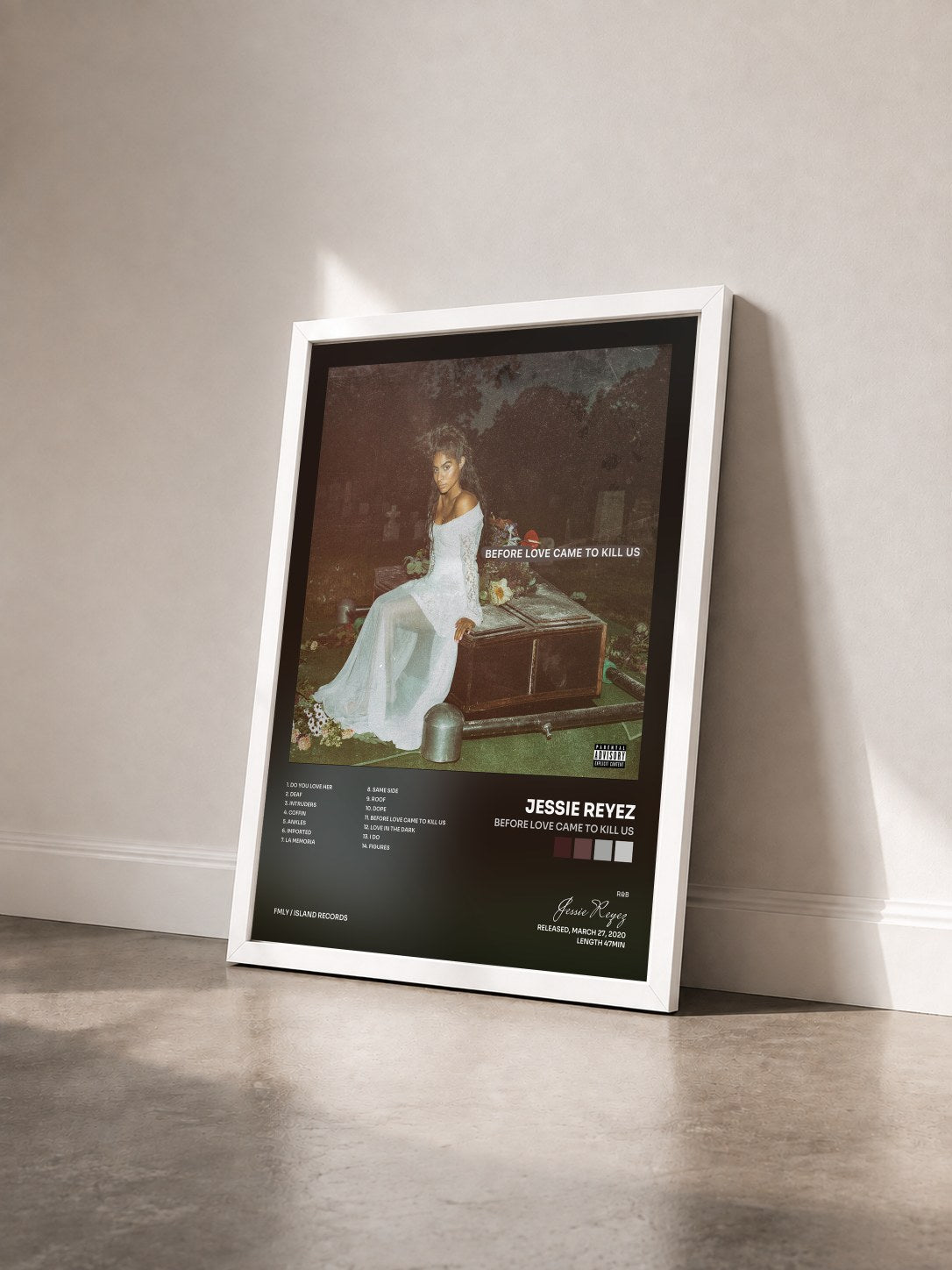 #blanc Tableau de l'album BEFORE LOVE CAME TO KILL US de Jessie Reyez vu de trois quarts, cadre blanc