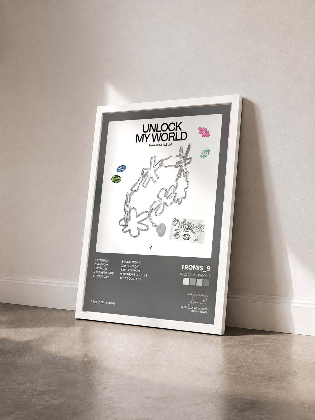 #blanc Tableau de l'album Unlock My World de fromis_9 vu de trois quarts, cadre blanc