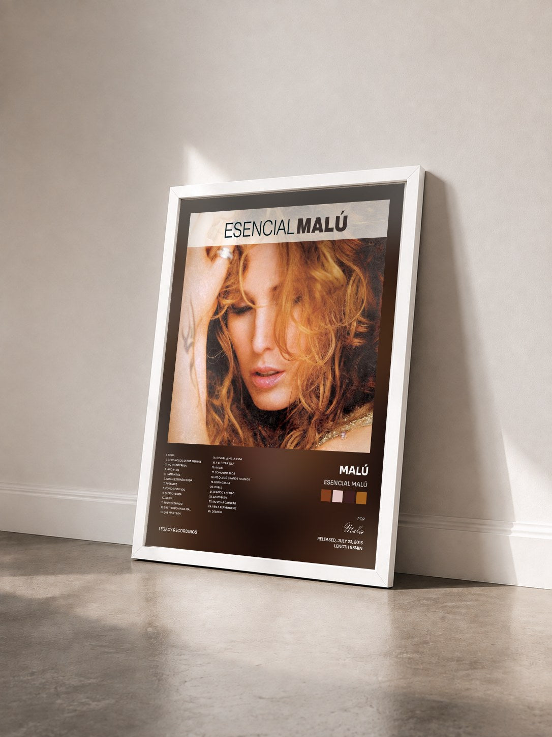 #blanc Tableau de l'album Esencial Malú de Malú vu de trois quarts, cadre blanc