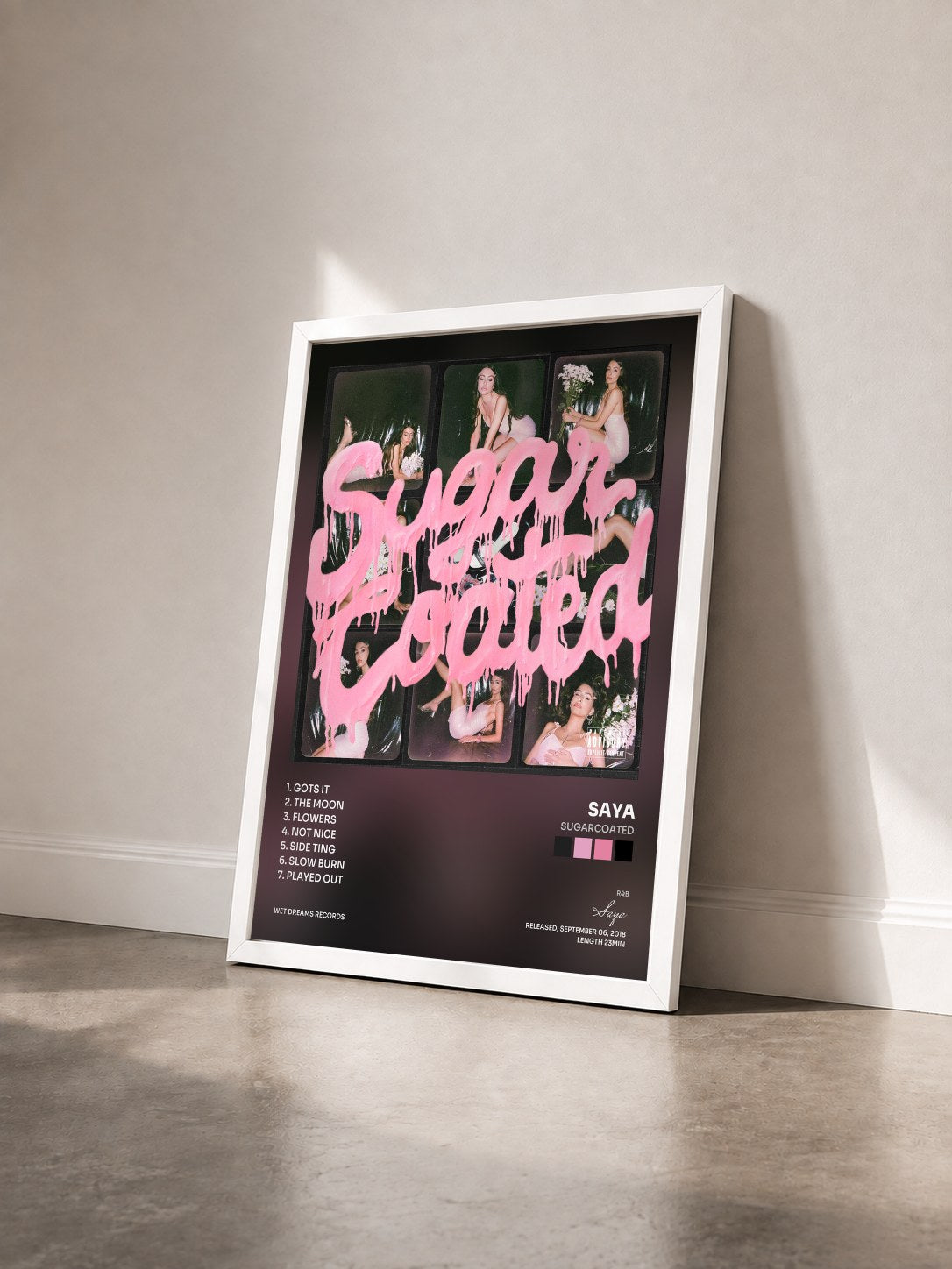 #blanc Tableau de l'album Sugarcoated de Saya vu de trois quarts, cadre blanc