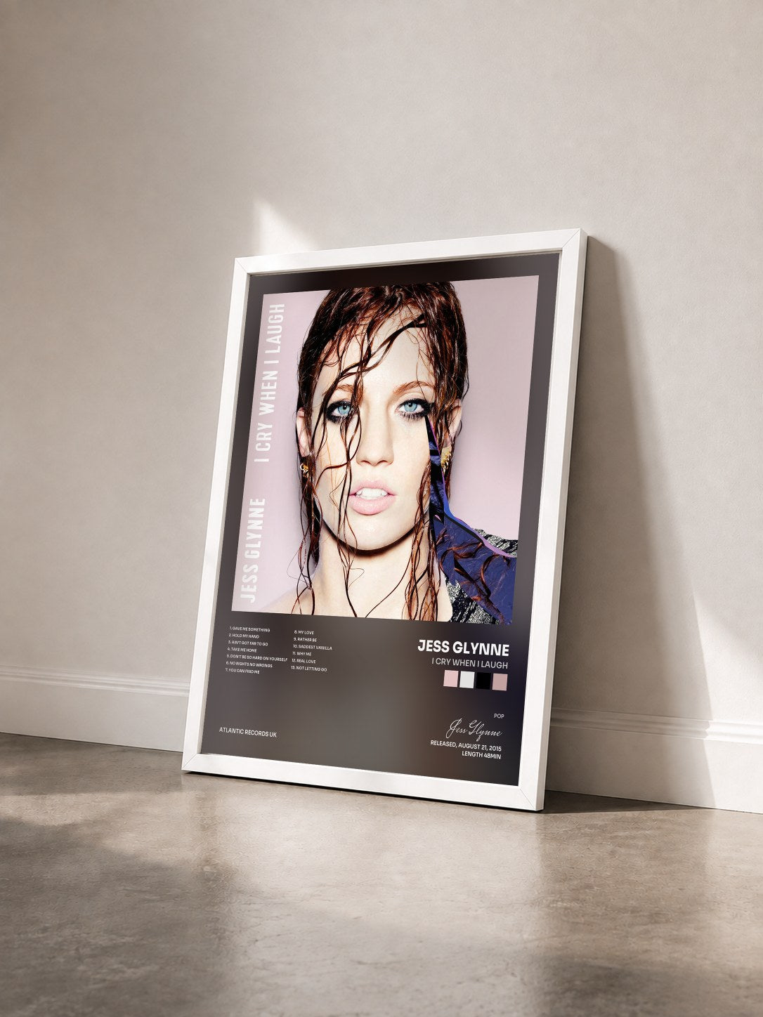 #blanc Tableau de l'album I Cry When I Laugh de Jess Glynne vu de trois quarts, cadre blanc