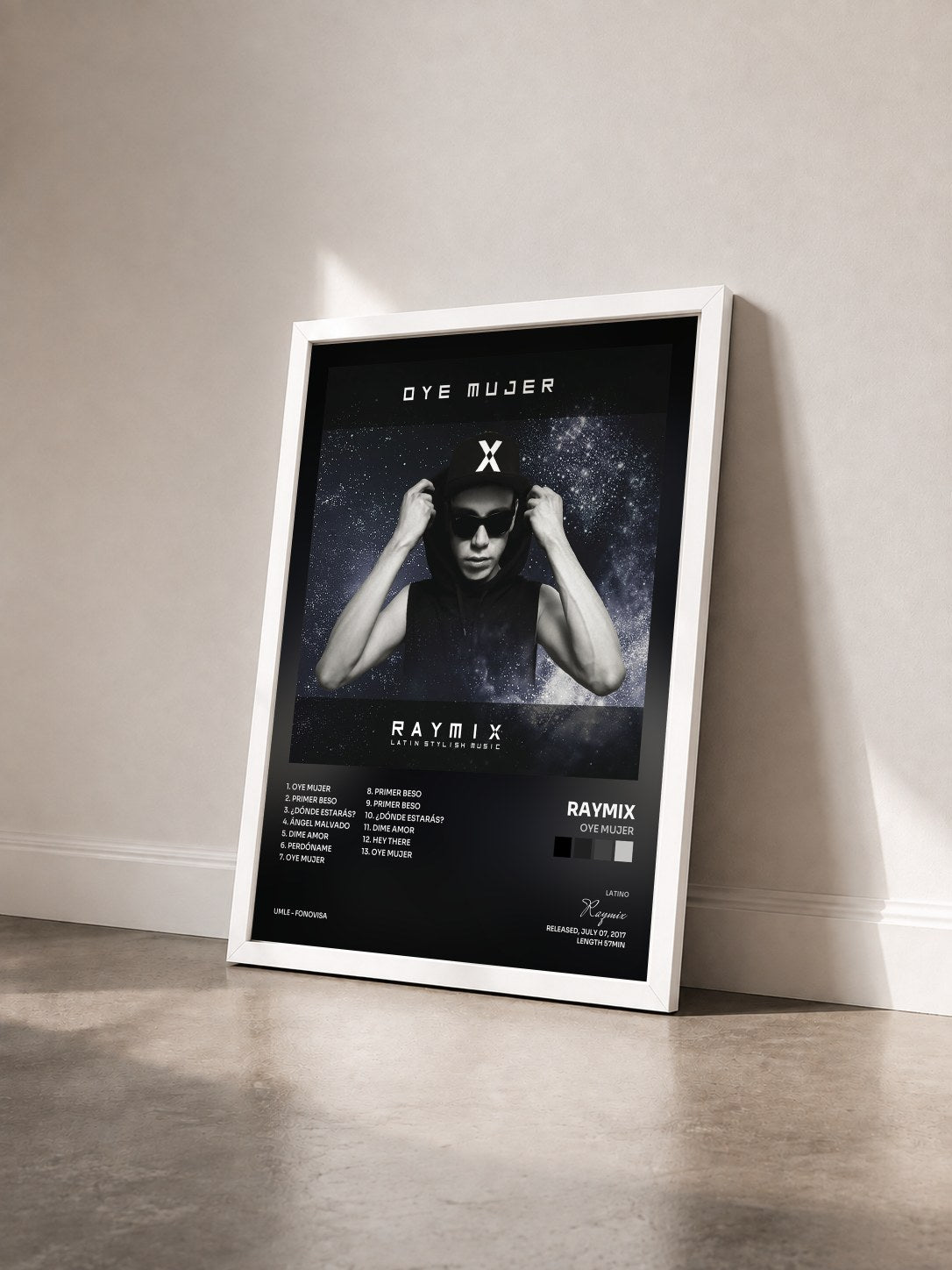 #blanc Tableau de l'album Oye Mujer de Raymix vu de trois quarts, cadre blanc