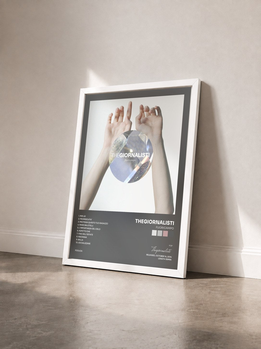 #blanc Tableau de l'album Fuoricampo de Thegiornalisti vu de trois quarts, cadre blanc
