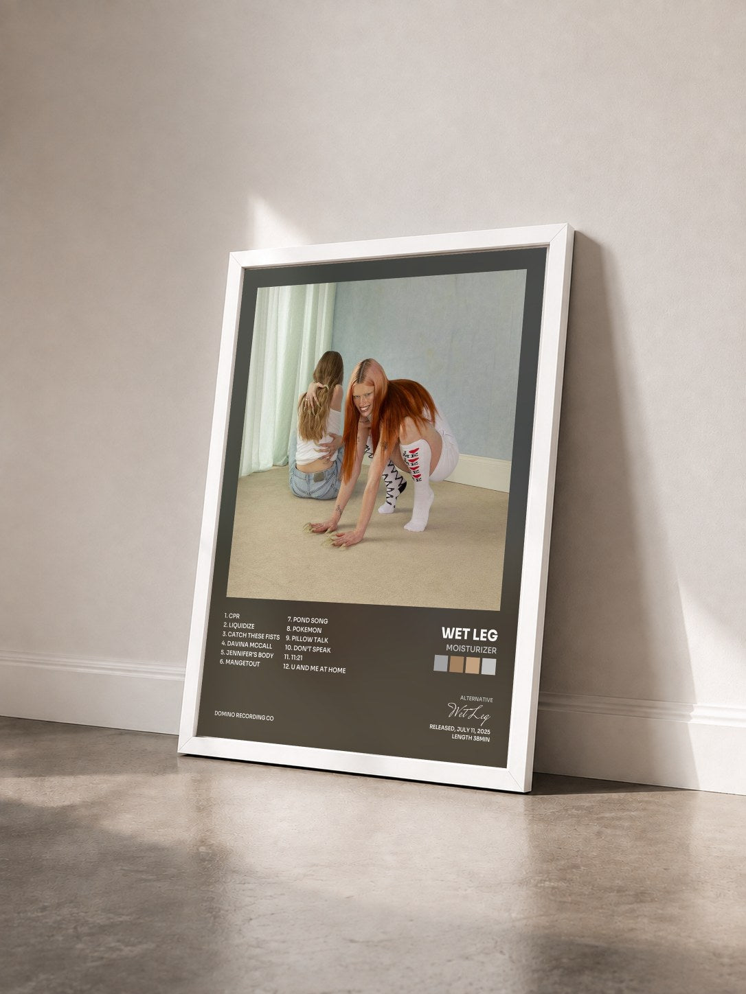 #blanc Tableau de l'album moisturizer de Wet Leg vu de trois quarts, cadre blanc