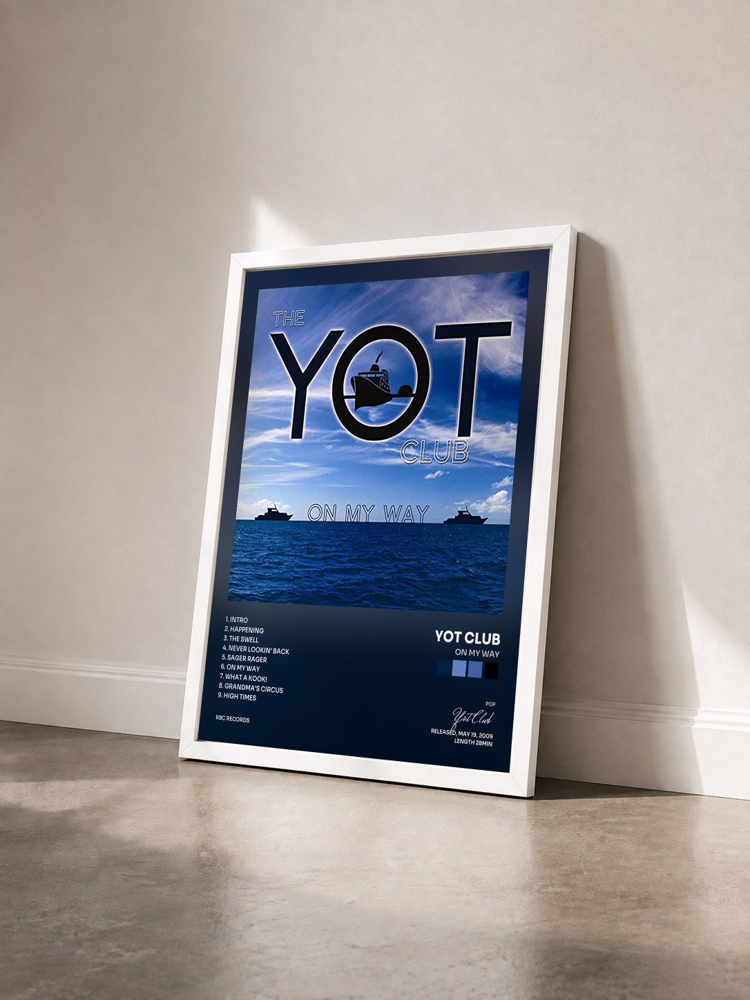 #blanc Tableau de l'album On My Way de Yot Club vu de trois quarts, cadre blanc