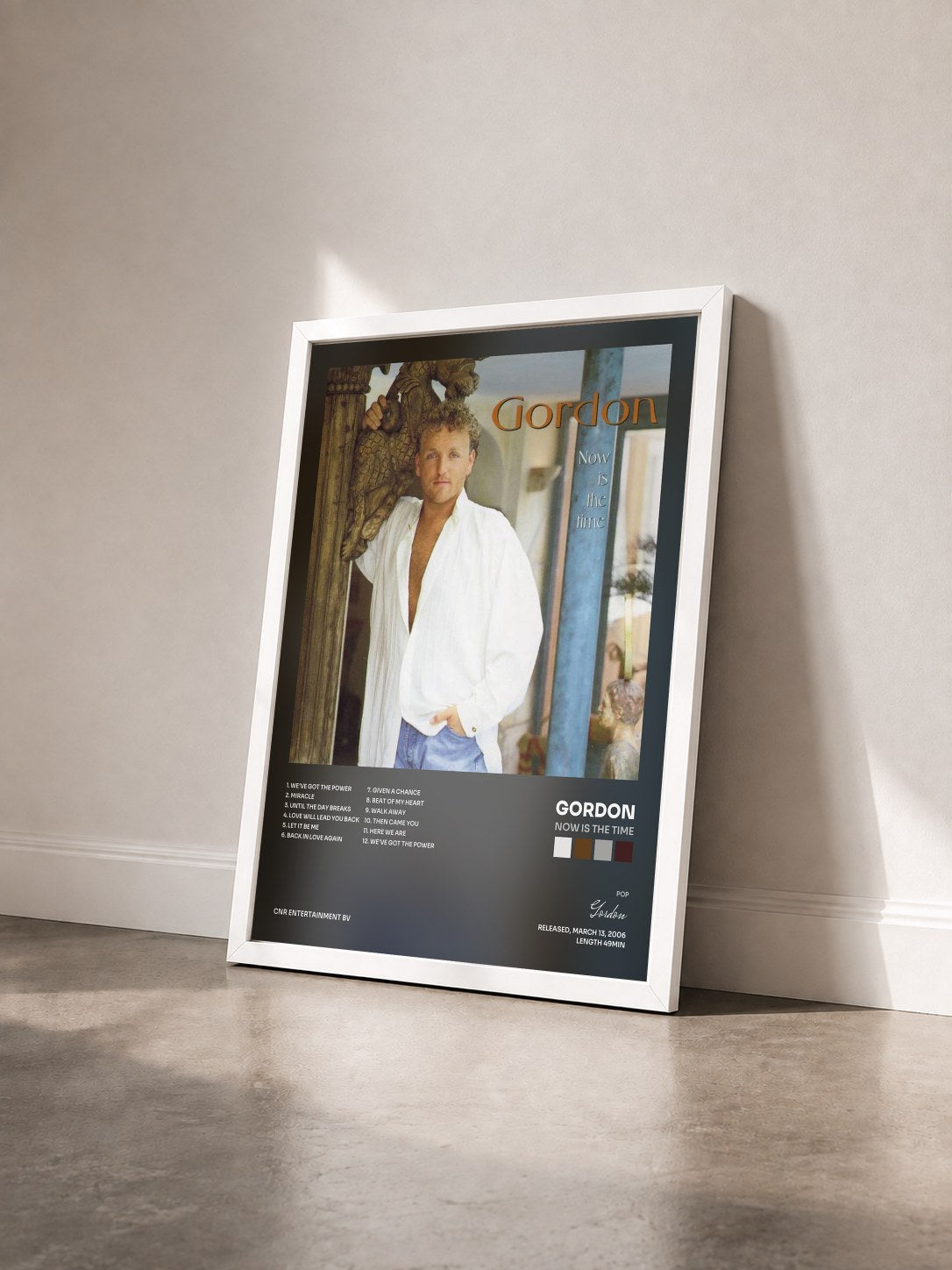 #blanc Tableau de l'album Now Is The Time de Gordon vu de trois quarts, cadre blanc