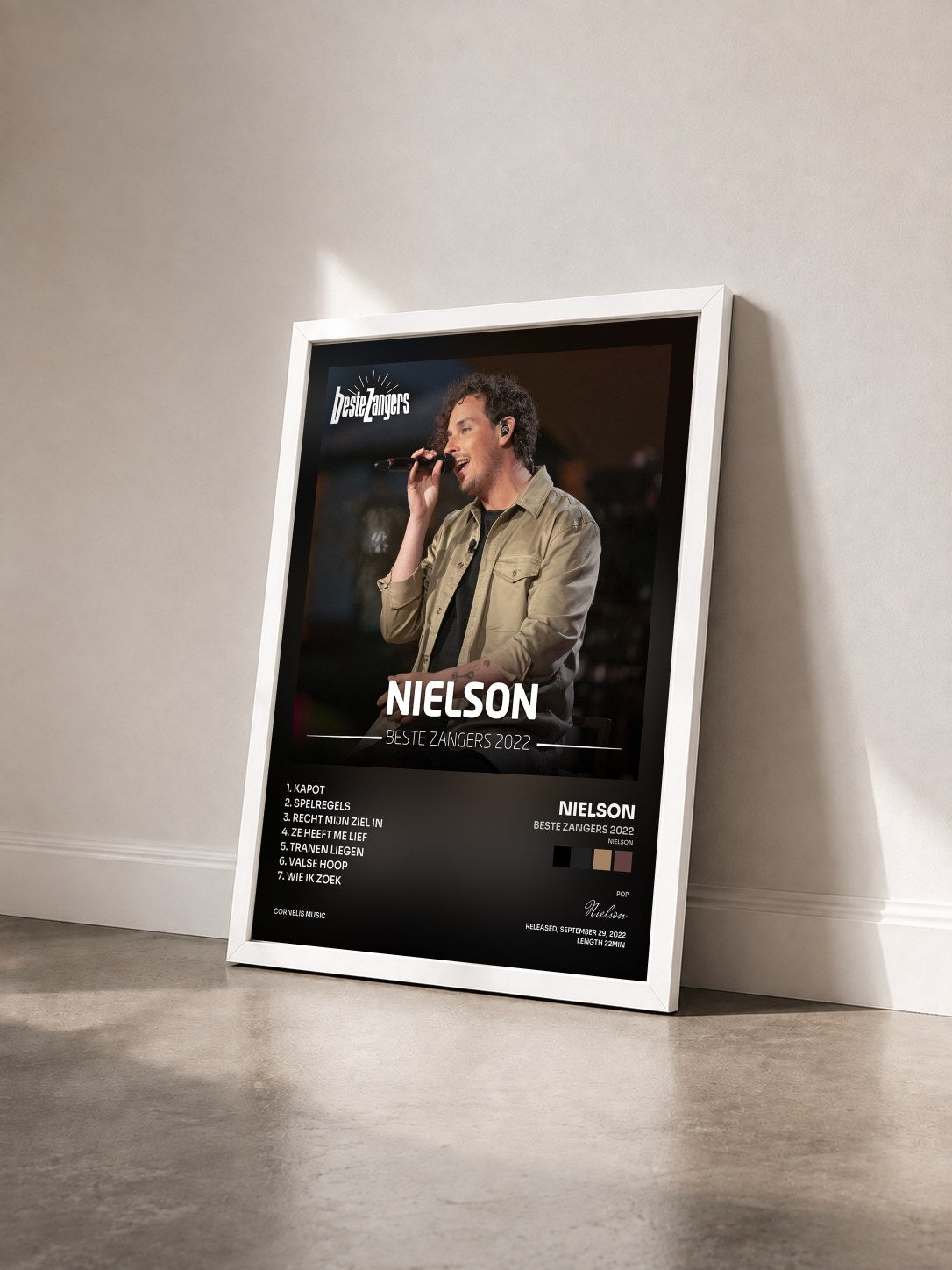 #blanc Tableau de l'album Beste Zangers 2022 (Nielson) de Nielson vu de trois quarts, cadre blanc