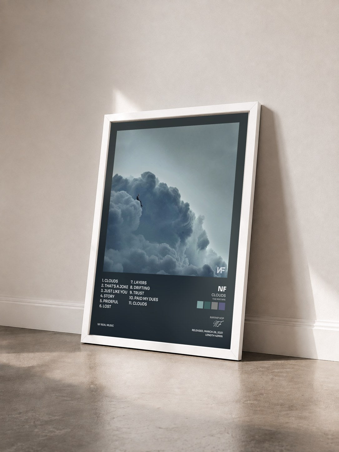#blanc Tableau de l'album CLOUDS (THE MIXTAPE) de NF vu de trois quarts, cadre blanc