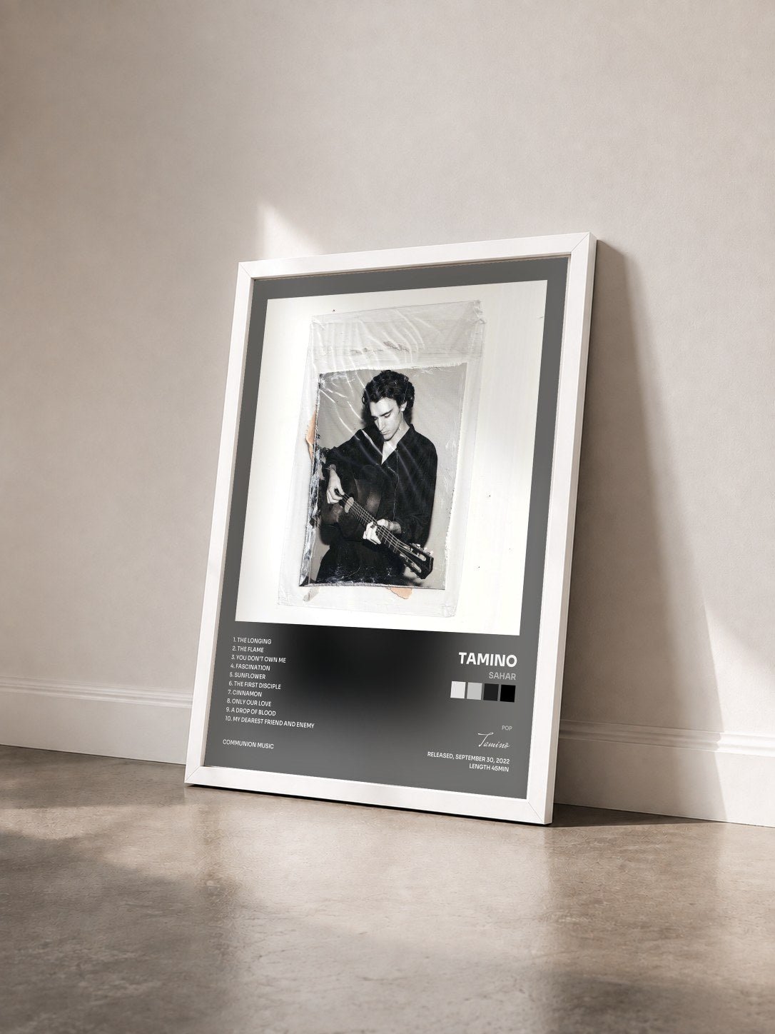 #blanc Tableau de l'album Sahar de Tamino vu de trois quarts, cadre blanc