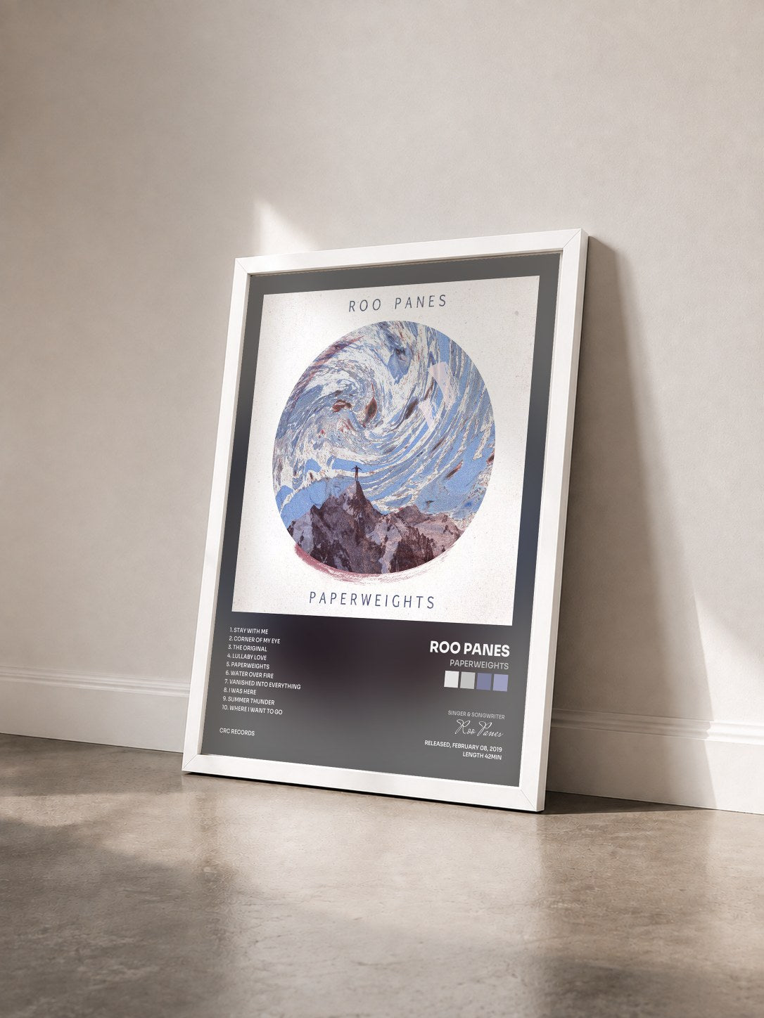 #blanc Tableau de l'album Paperweights de Roo Panes vu de trois quarts, cadre blanc