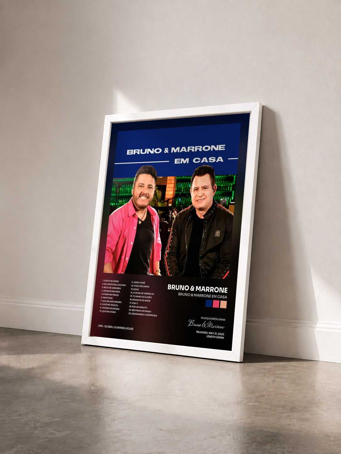#blanc Tableau de l'album Bruno & Marrone Em Casa de Bruno & Marrone vu de trois quarts, cadre blanc
