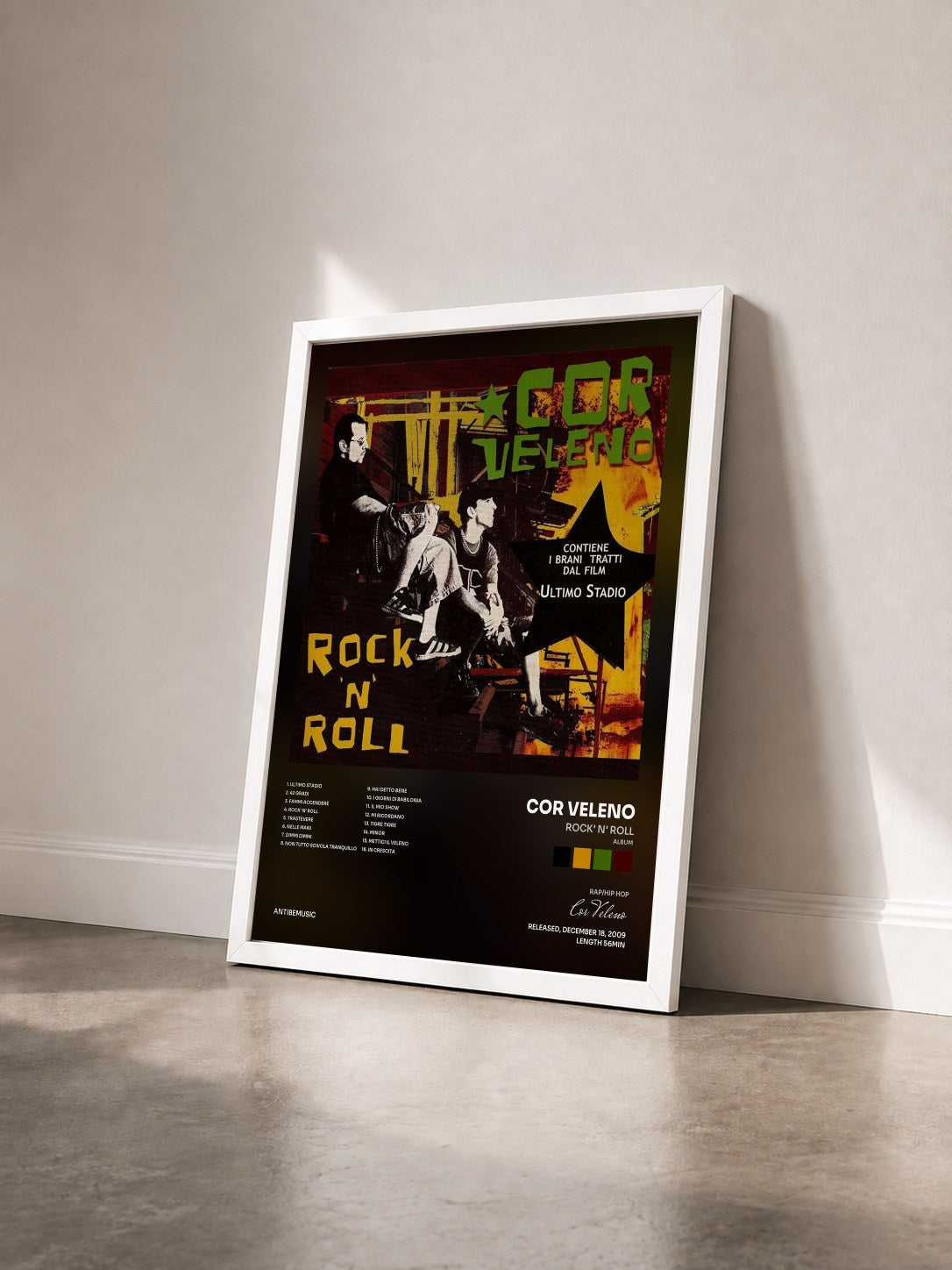 #blanc Tableau de l'album Rock' N' Roll (Album) de Cor Veleno vu de trois quarts, cadre blanc