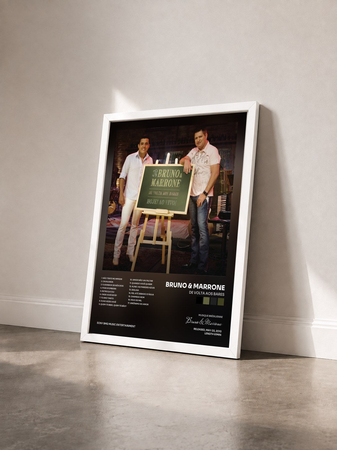 #blanc Tableau de l'album De Volta aos Bares de Bruno & Marrone vu de trois quarts, cadre blanc
