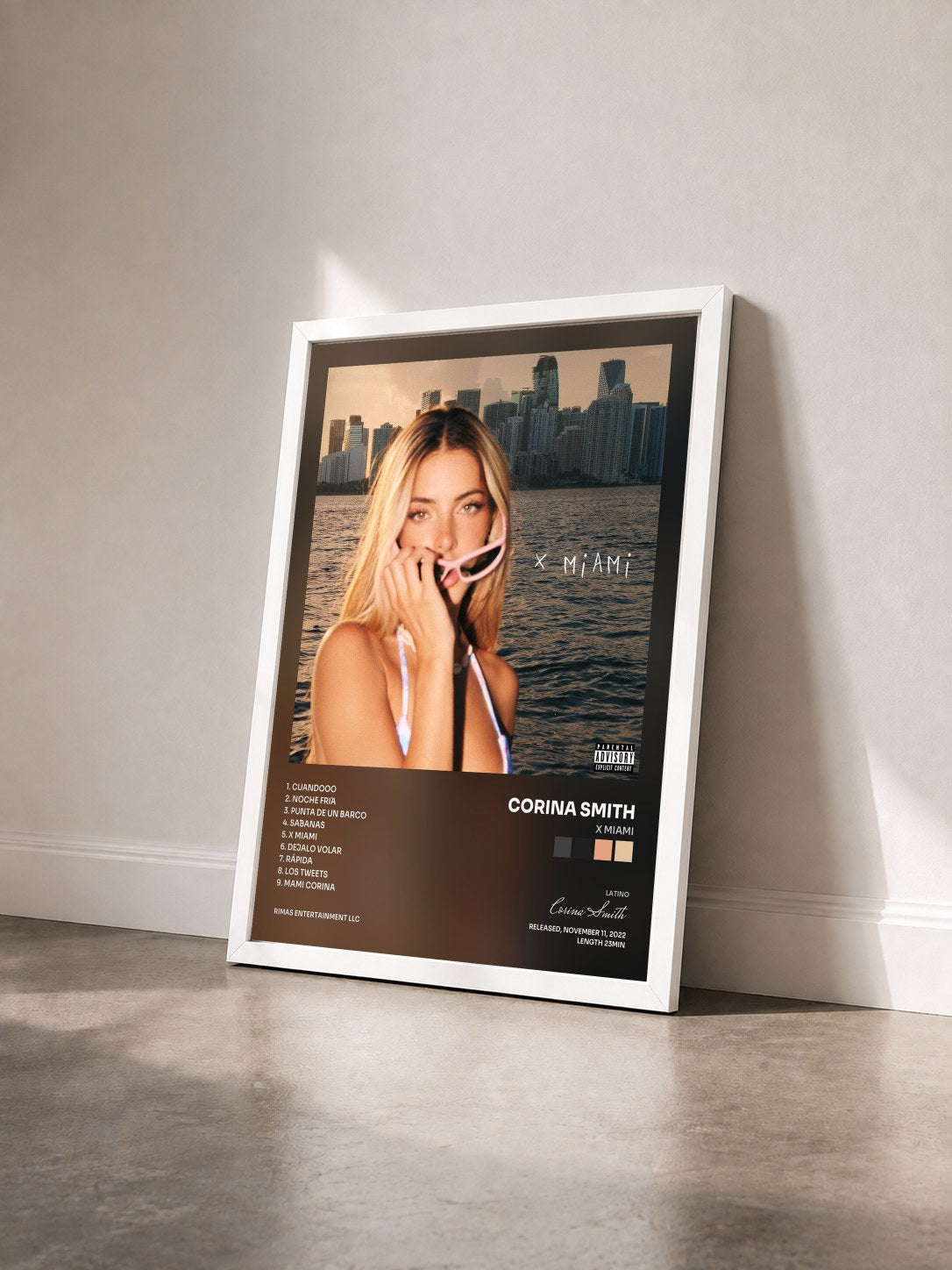 #blanc Tableau de l'album X Miami de Corina Smith vu de trois quarts, cadre blanc