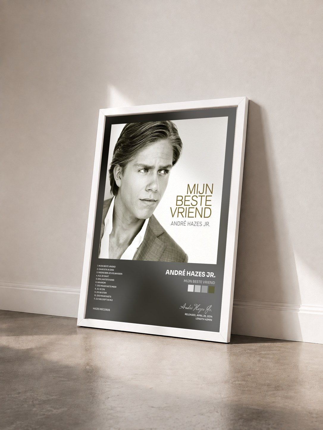 #blanc Tableau de l'album Mijn Beste Vriend de André Hazes Jr. vu de trois quarts, cadre blanc