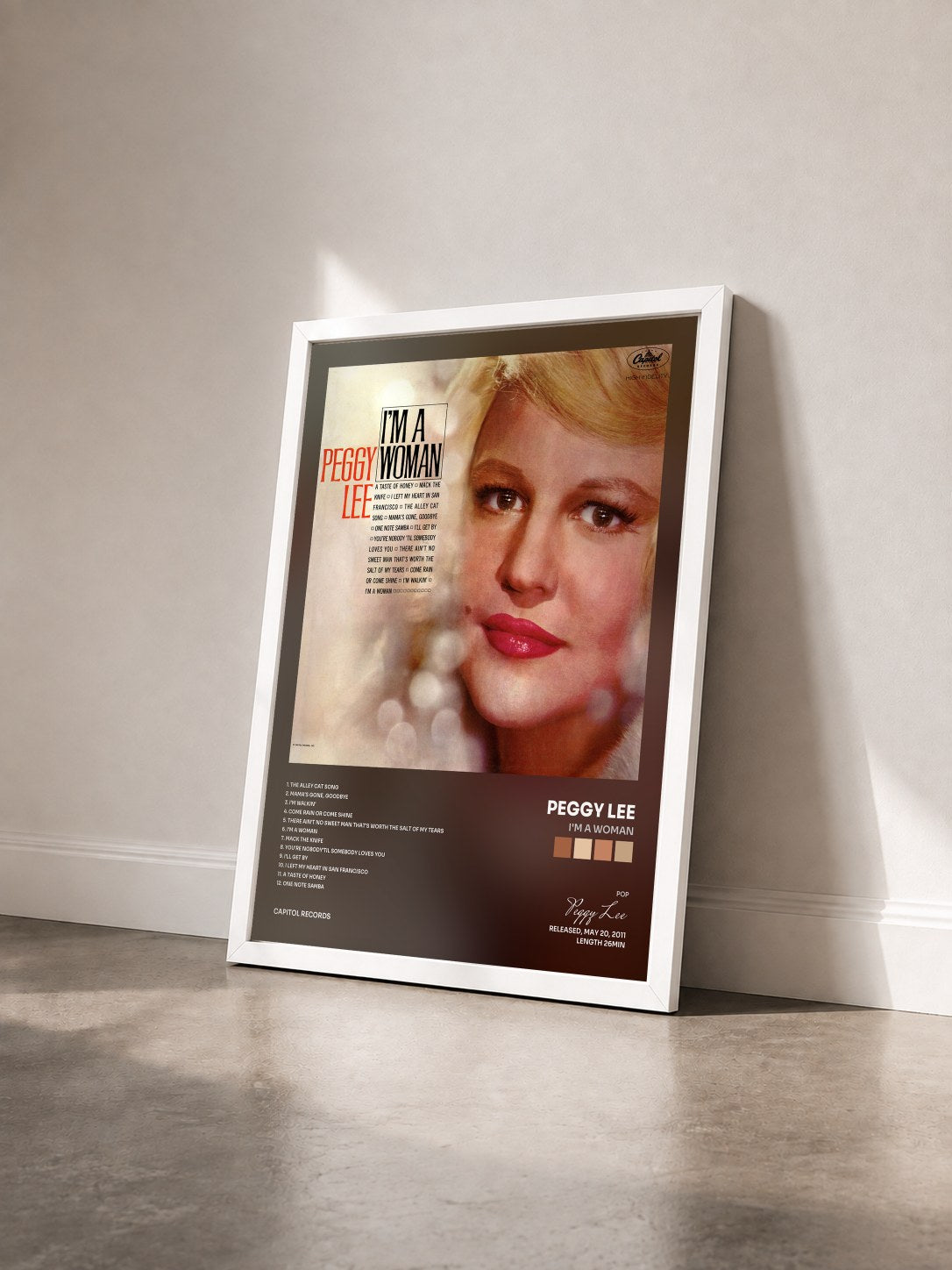 #blanc Tableau de l'album I'm A Woman de Peggy Lee vu de trois quarts, cadre blanc