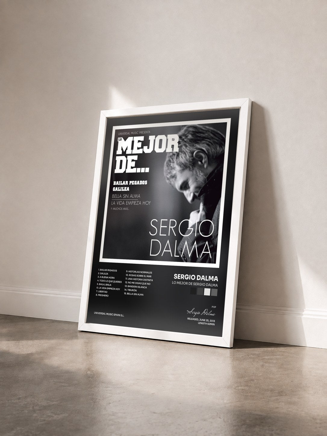 #blanc Tableau de l'album Lo Mejor De Sergio Dalma de Sergio Dalma vu de trois quarts, cadre blanc