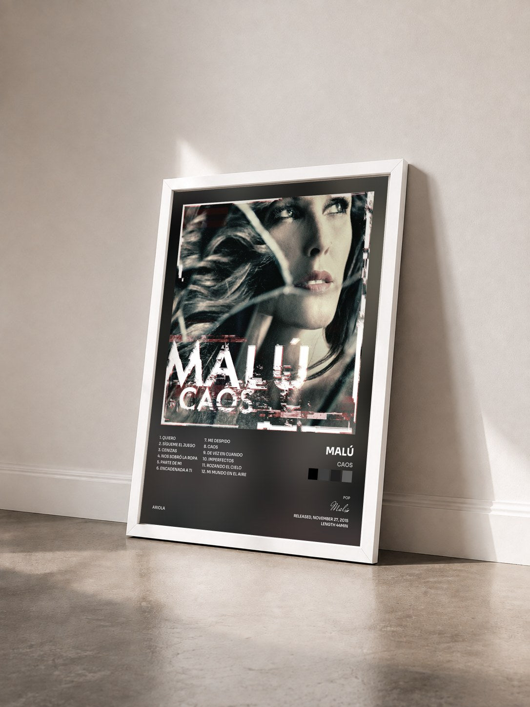 #blanc Tableau de l'album Caos de Malú vu de trois quarts, cadre blanc
