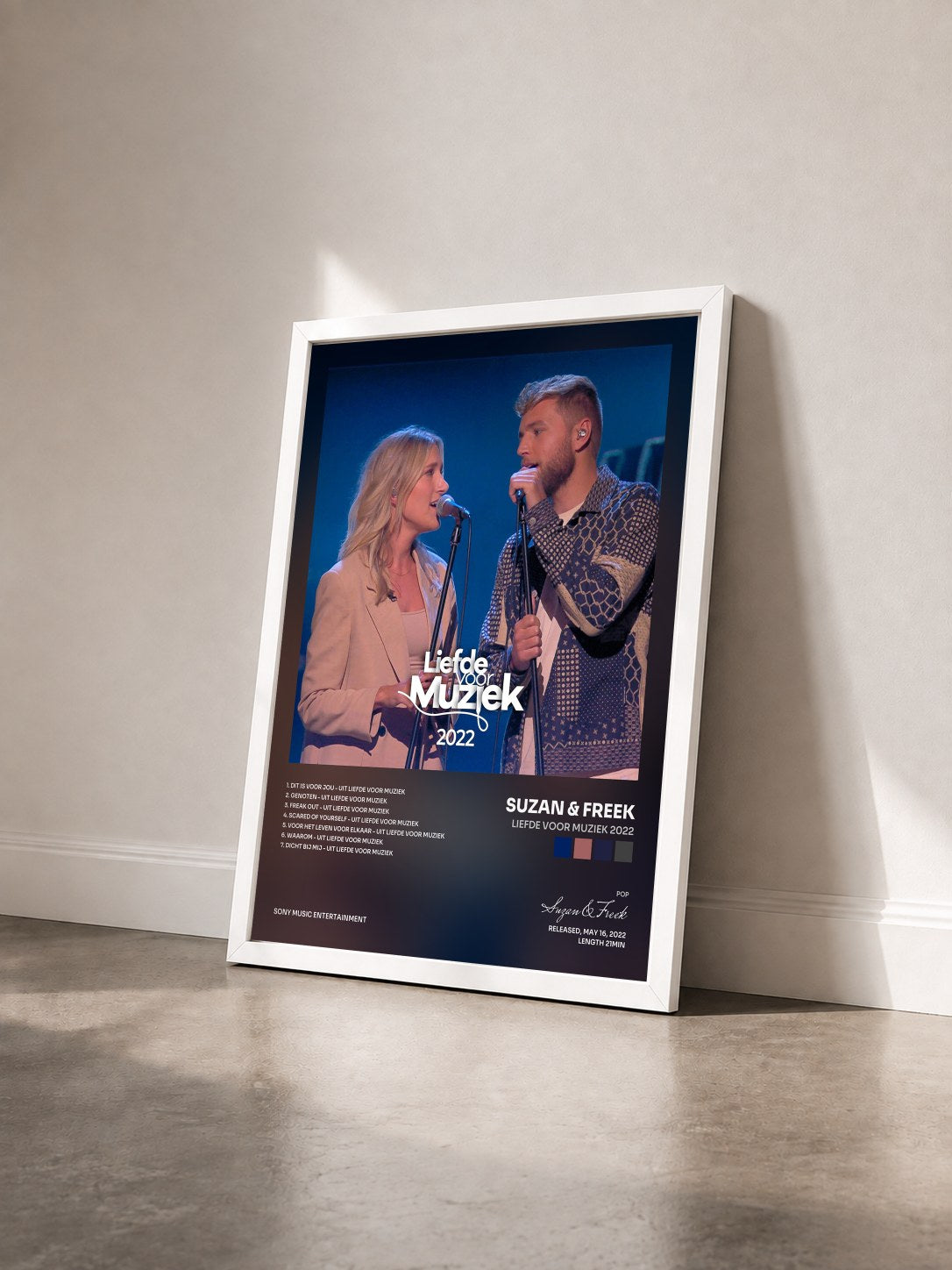 #blanc Tableau de l'album Liefde Voor Muziek 2022 de Suzan & Freek vu de trois quarts, cadre blanc