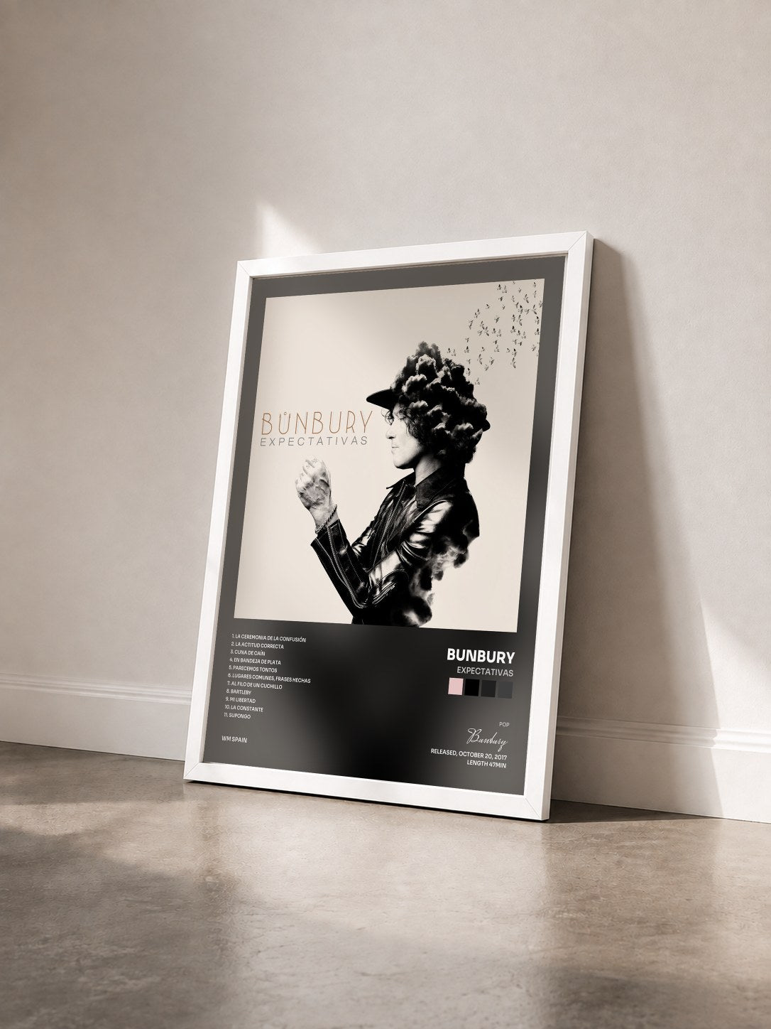 #blanc Tableau de l'album Expectativas de Bunbury vu de trois quarts, cadre blanc