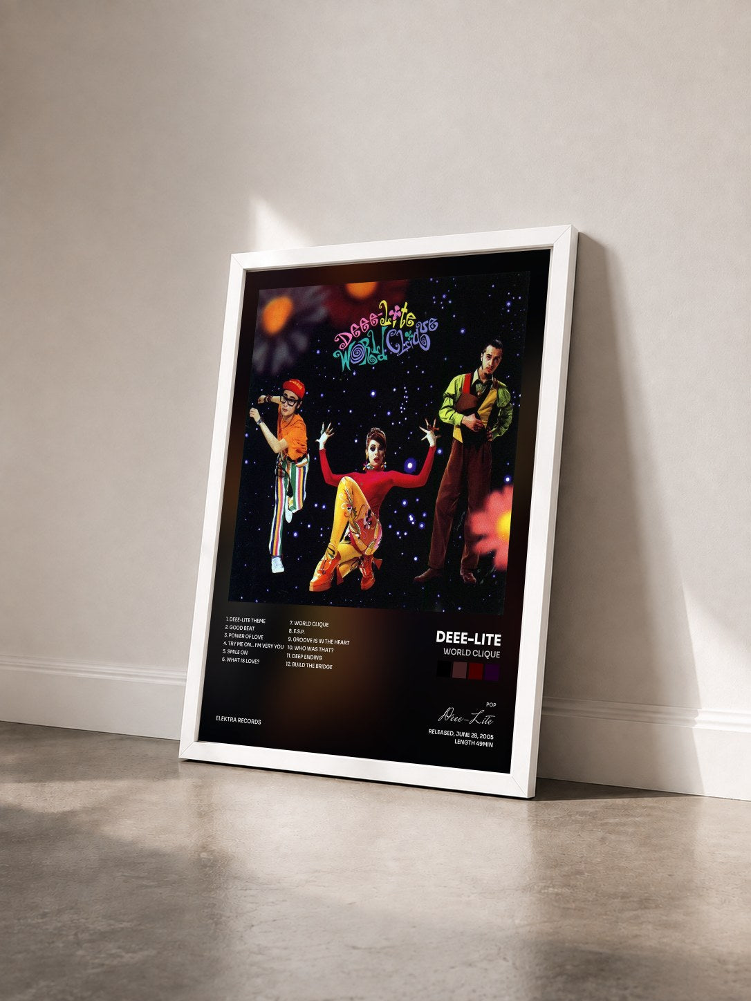#blanc Tableau de l'album World Clique de Deee-Lite vu de trois quarts, cadre blanc