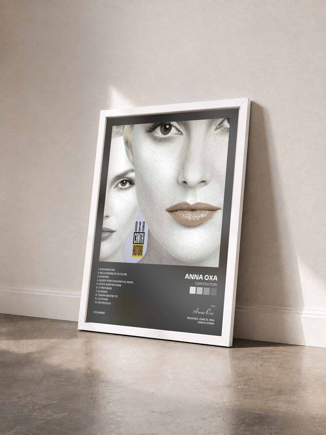 #blanc Tableau de l'album Cantautori de Anna Oxa vu de trois quarts, cadre blanc
