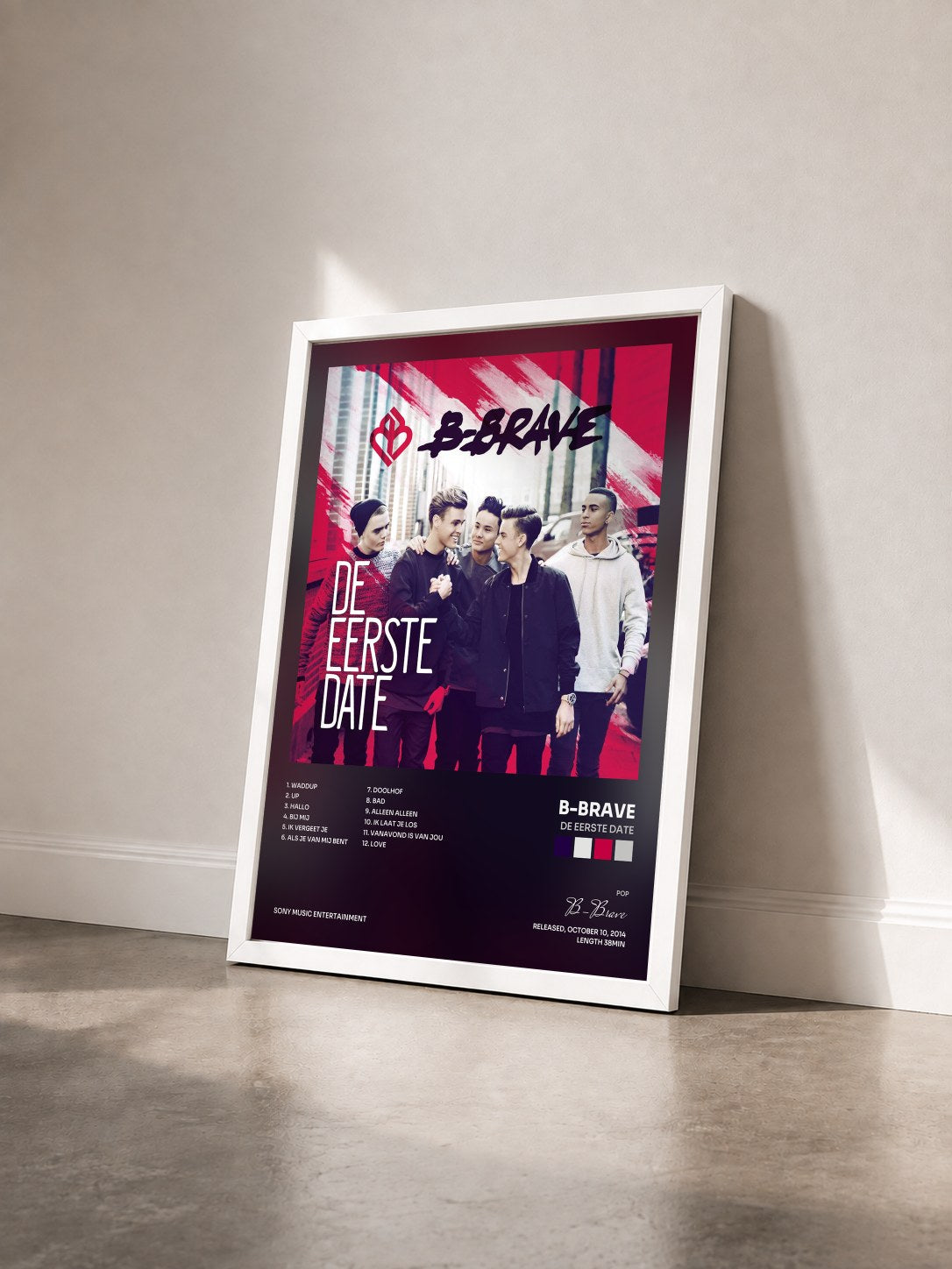 #blanc Tableau de l'album De Eerste Date de B-Brave vu de trois quarts, cadre blanc