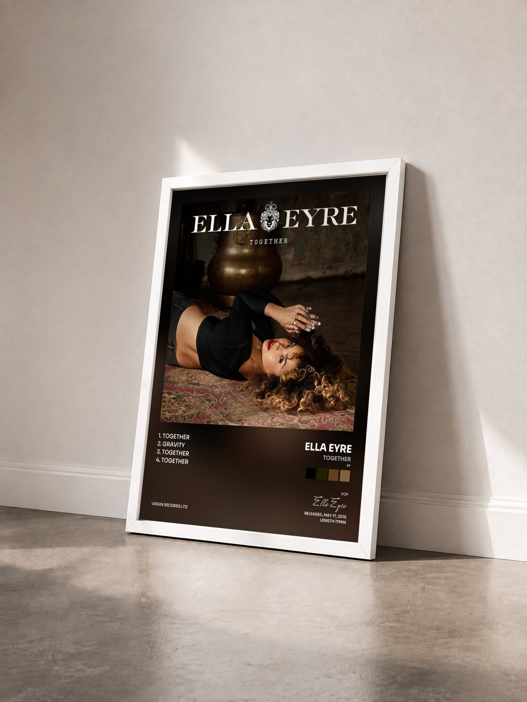 #blanc Tableau de l'album Together (EP) de Ella Eyre vu de trois quarts, cadre blanc