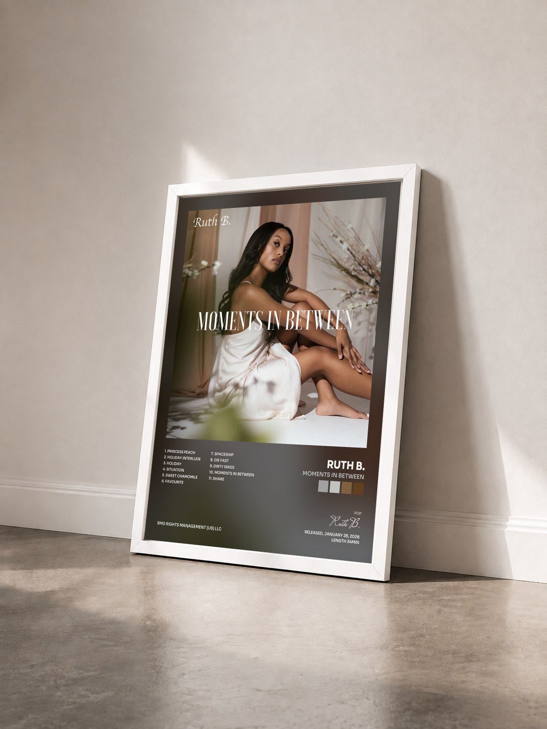 #blanc Tableau de l'album Moments in Between de Ruth B. vu de trois quarts, cadre blanc