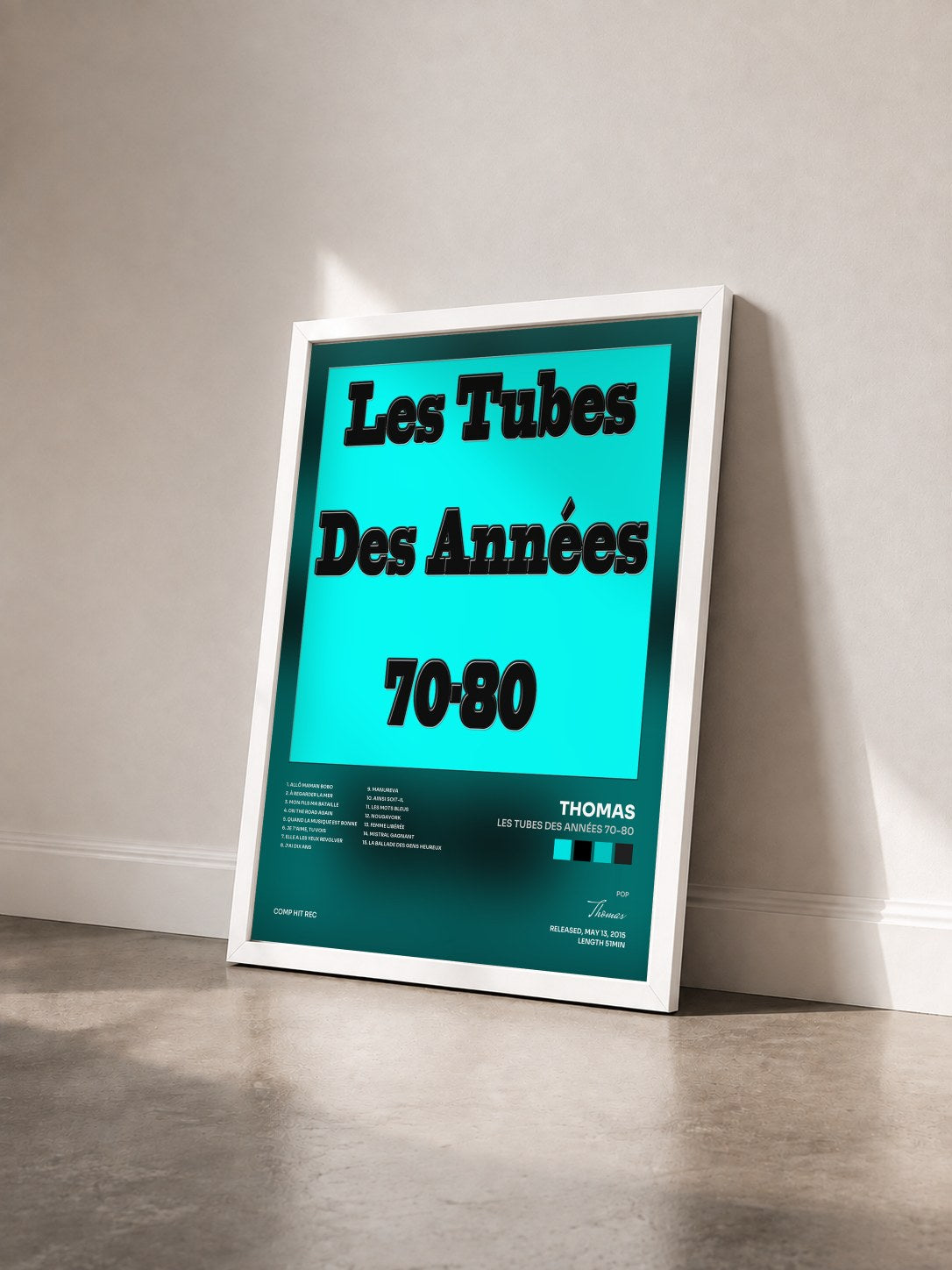 #blanc Tableau de l'album Les tubes des années 70-80 de Thomas vu de trois quarts, cadre blanc