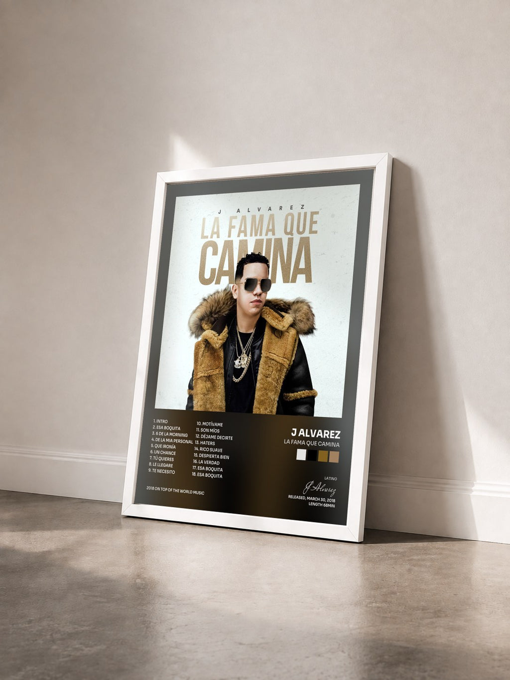 #blanc Tableau de l'album La Fama Que Camina de J Alvarez vu de trois quarts, cadre blanc