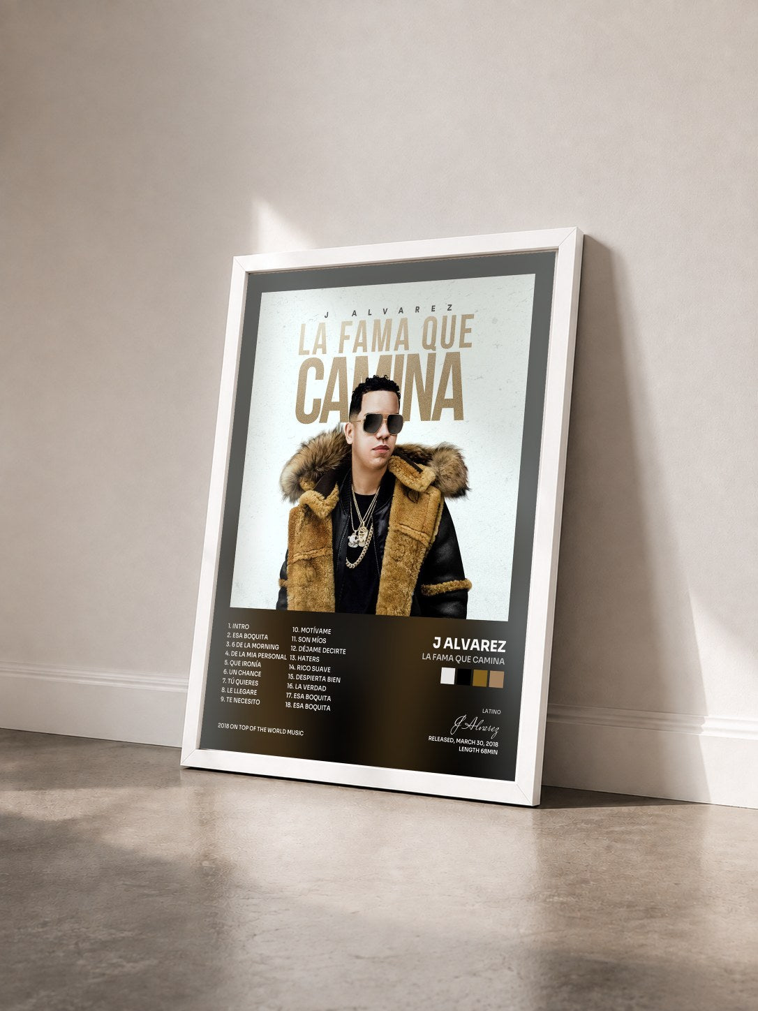 #blanc Tableau de l'album La Fama Que Camina de J Alvarez vu de trois quarts, cadre blanc