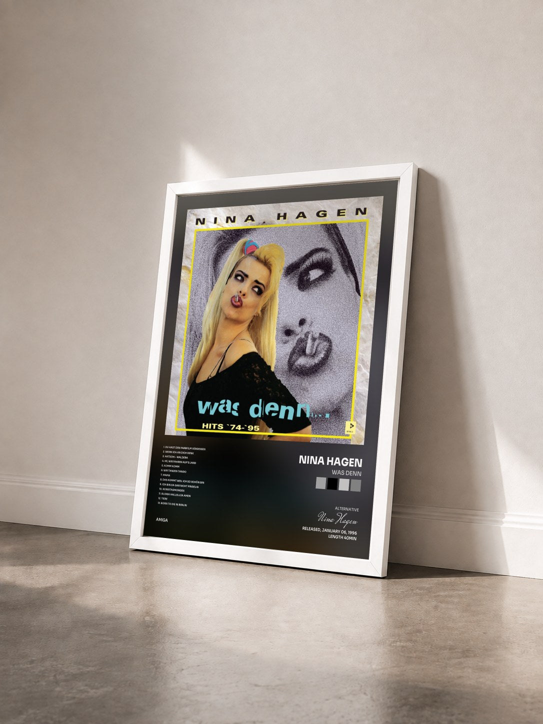 #blanc Tableau de l'album Was denn de Nina Hagen vu de trois quarts, cadre blanc