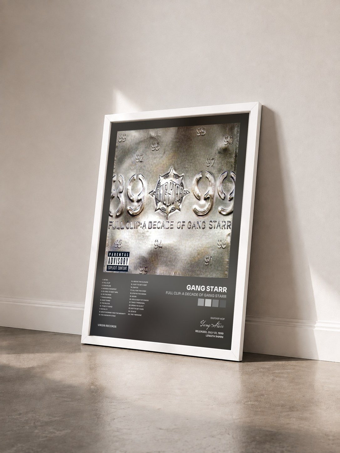 #blanc Tableau de l'album Full Clip: A Decade Of Gang Starr de Gang Starr vu de trois quarts, cadre blanc