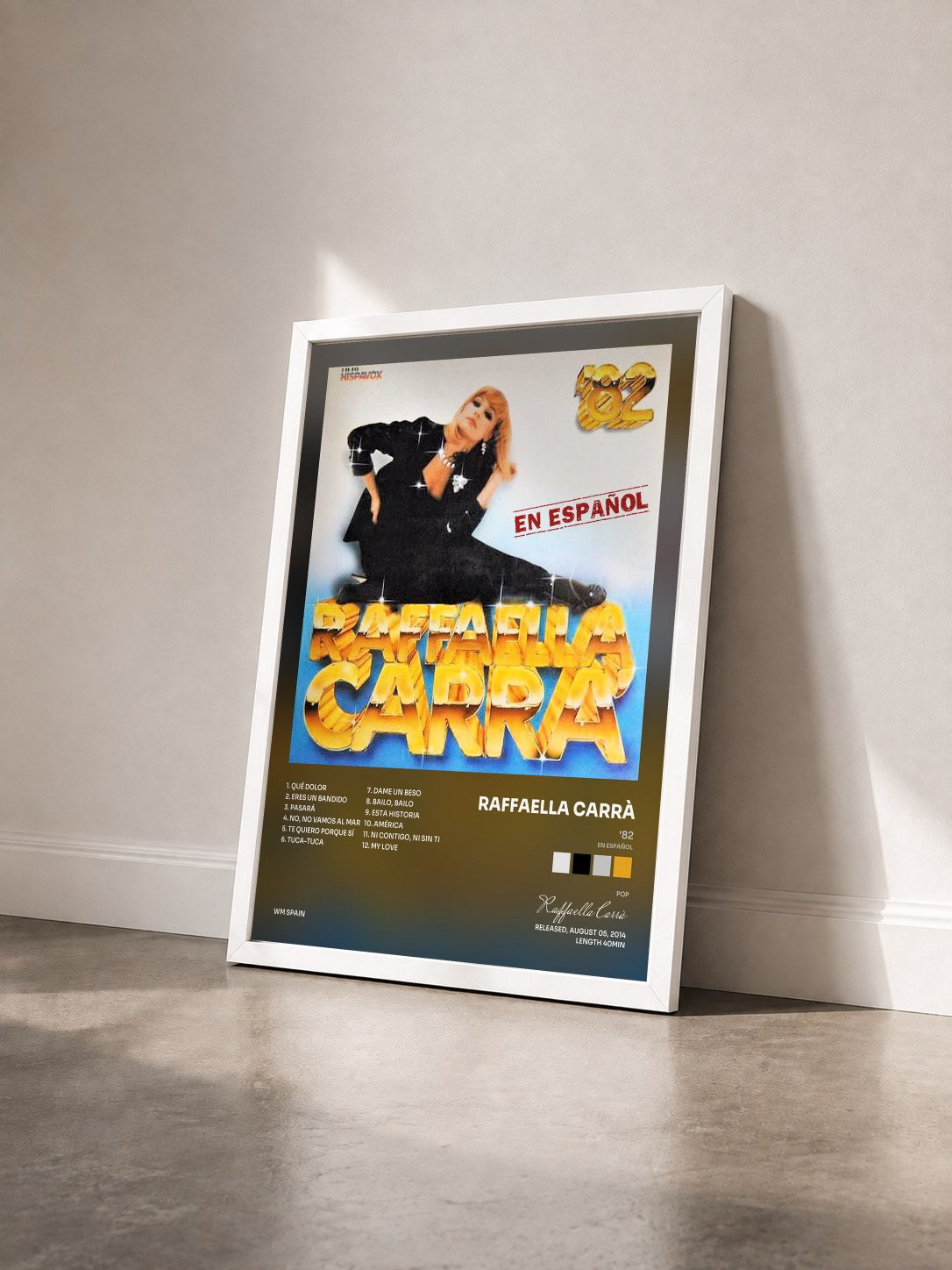 #blanc Tableau de l'album '82 (en español) de Raffaella Carrà vu de trois quarts, cadre blanc