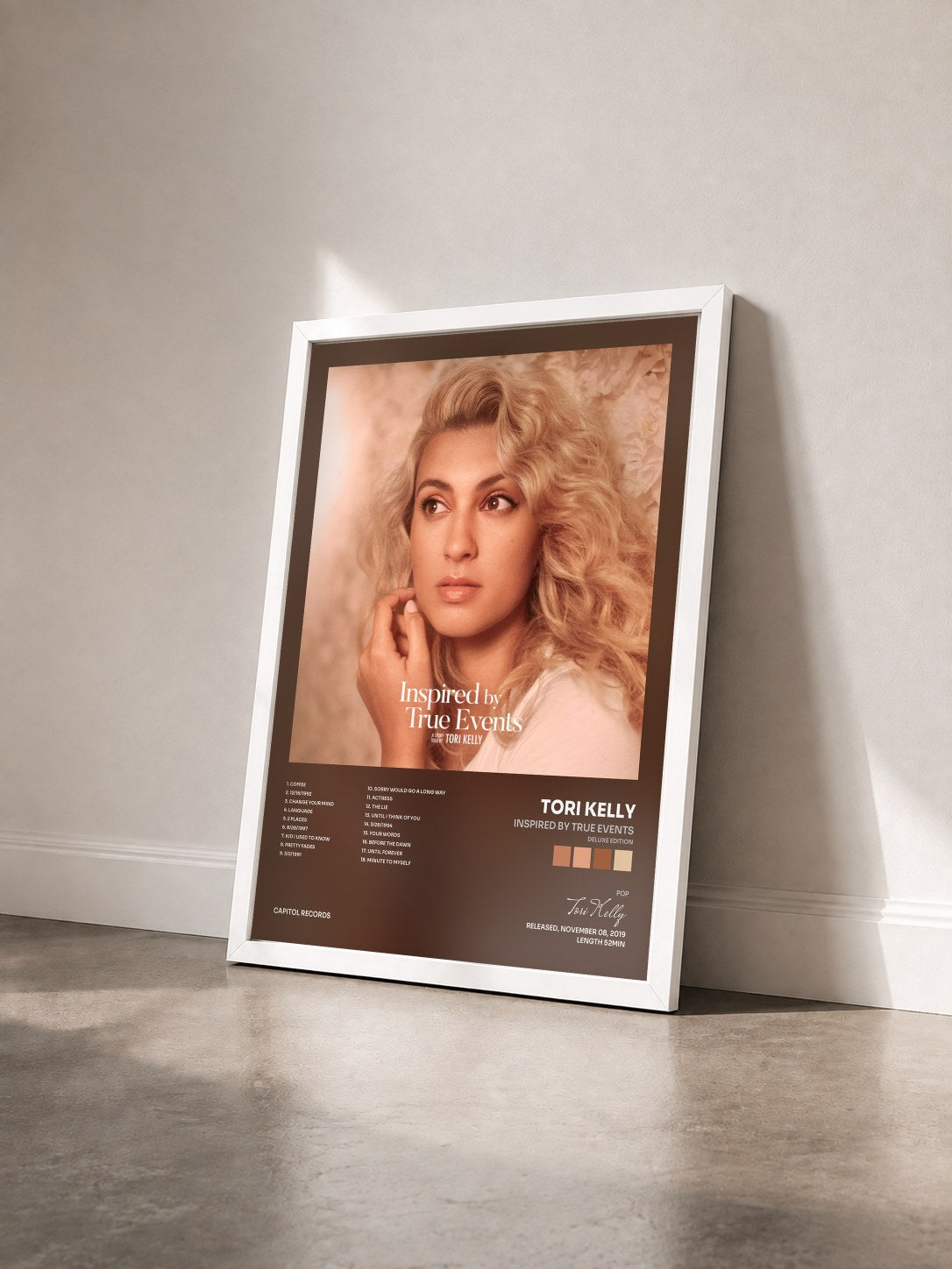 #blanc Tableau de l'album Inspired by True Events (Deluxe Edition) de Tori Kelly vu de trois quarts, cadre blanc